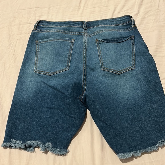 Medium Wash Bermuda Shorts Size 13 - Picture 2 of 2